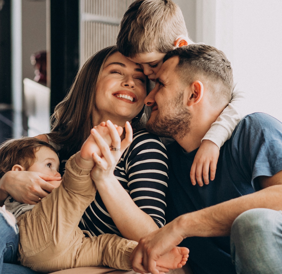 Família reunida e sorrindo