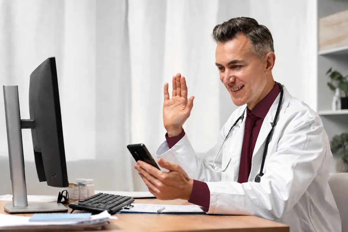 Médico realizando consulta pelo celular