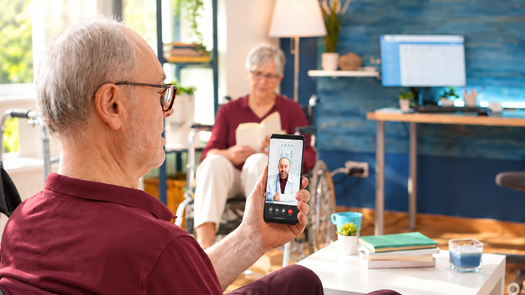 Senhor segurando o celular para uma consulta de telemedicina